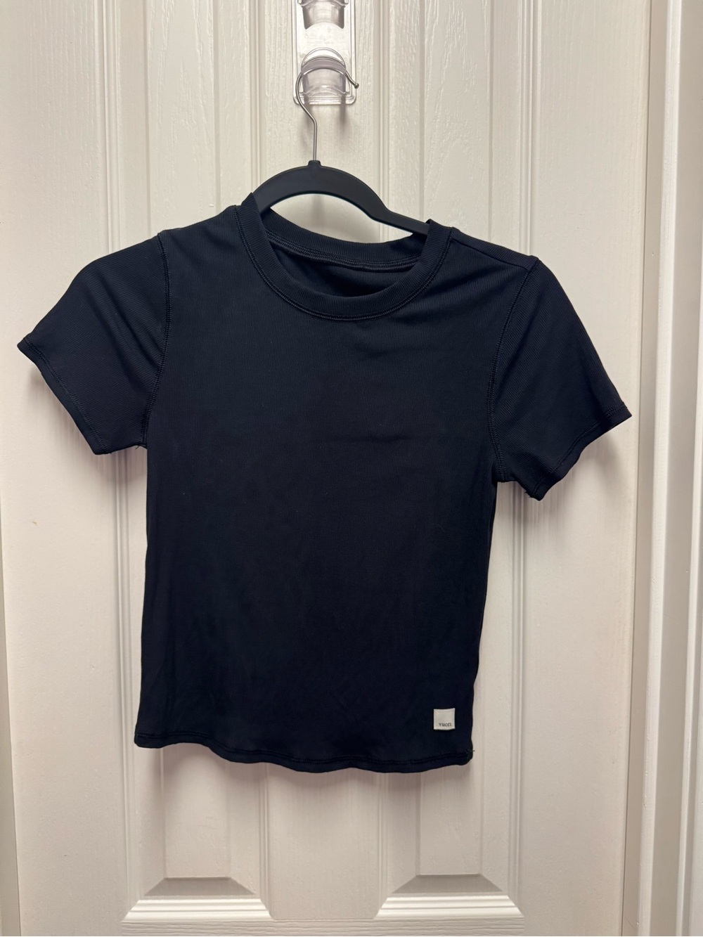 Vuori pose fitted tee, size small, Black
